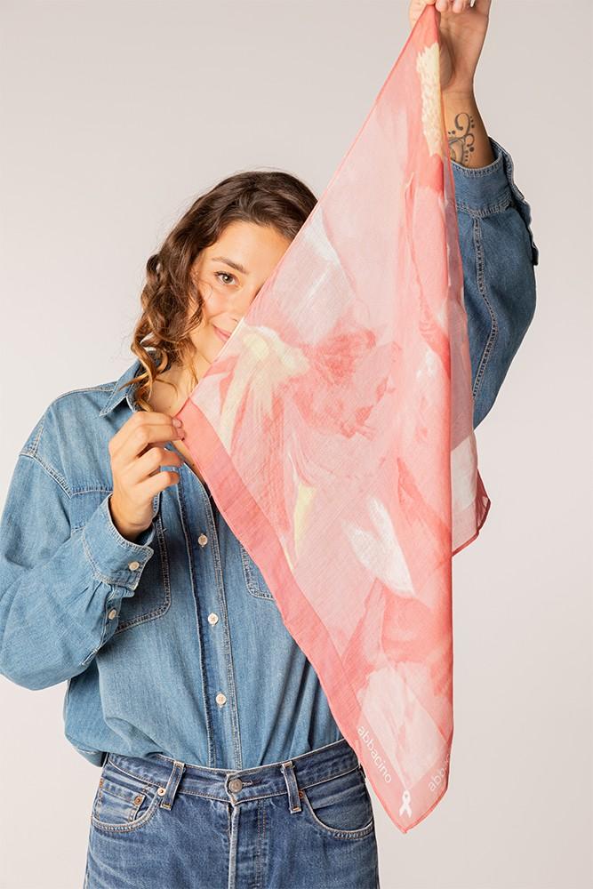 Abbacino Bandana de seda rosa a favor de la AECC