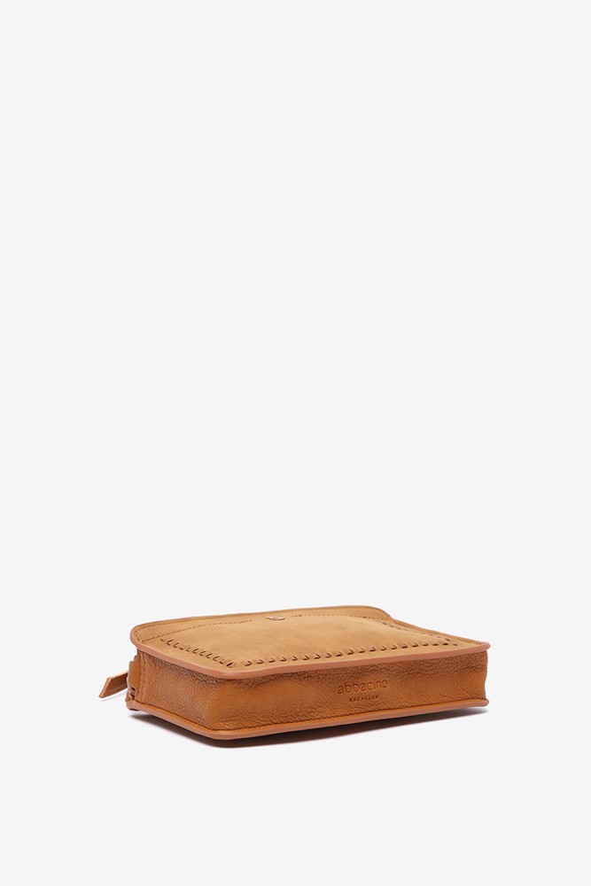 Abbacino Bandolera En Materiales Reciclados Cognac