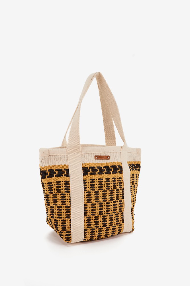 Abbacino Capazo Con Detalles En Negro