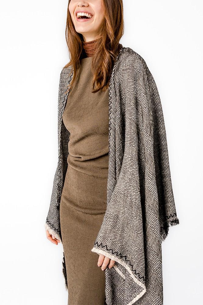 Abbacino Poncho Con Estampado Lineal En Negro