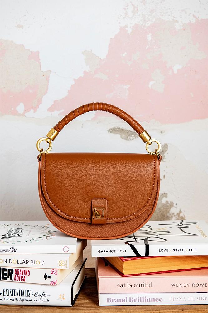 Abbacino Bandolera Media Luna En Materiales Reciclados Cognac