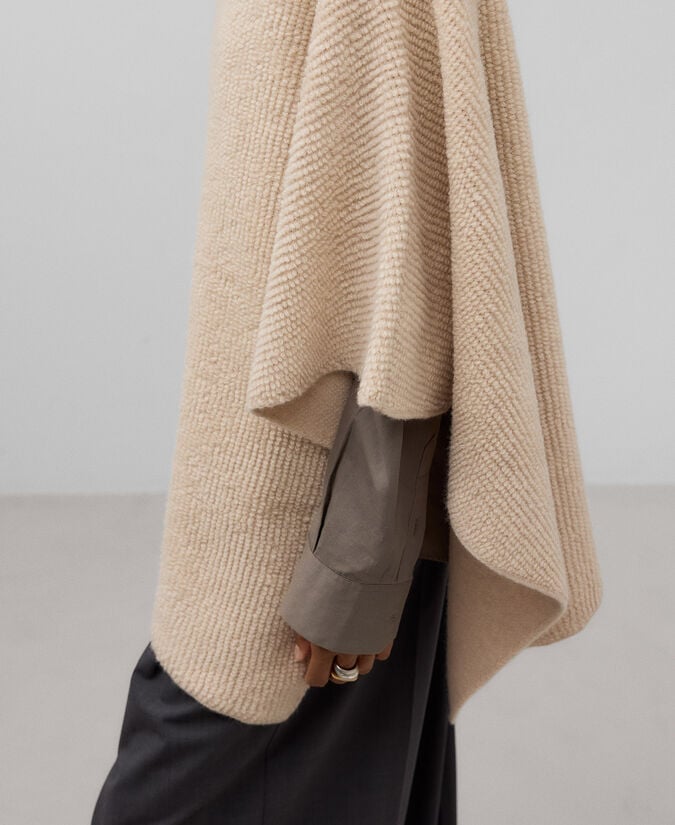 Adolfo Dominguez Capa Asimétrica Punto Rizo Mujer