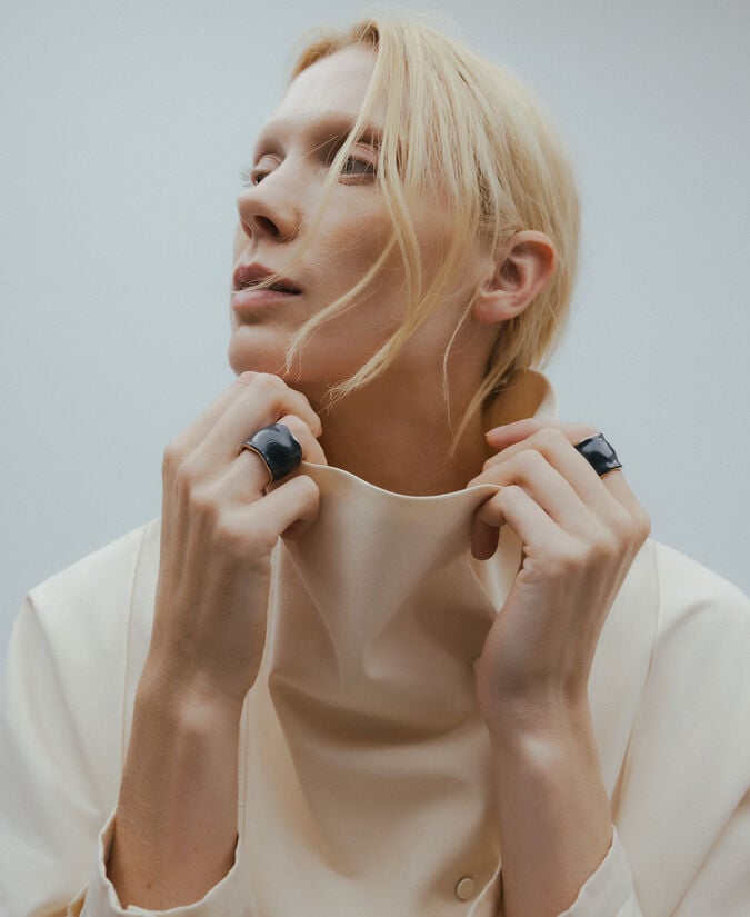 Adolfo Dominguez Anillo Irregular Metal Lacado Mujer