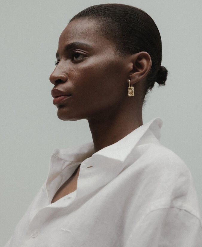 Adolfo Dominguez Pendientes Dorados Relieve Concha Mujer