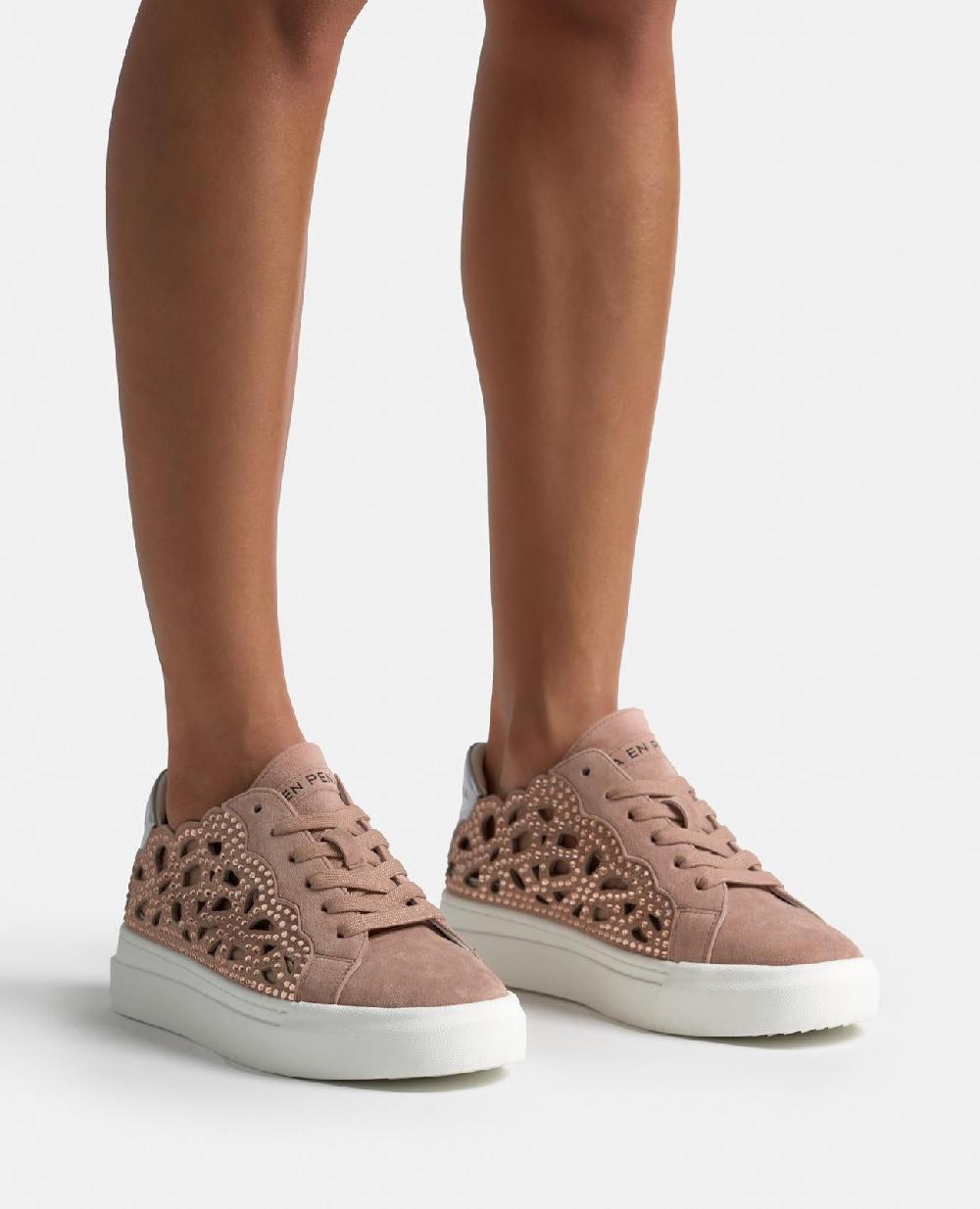 Alma En Pena SNEAKER CON CALADO