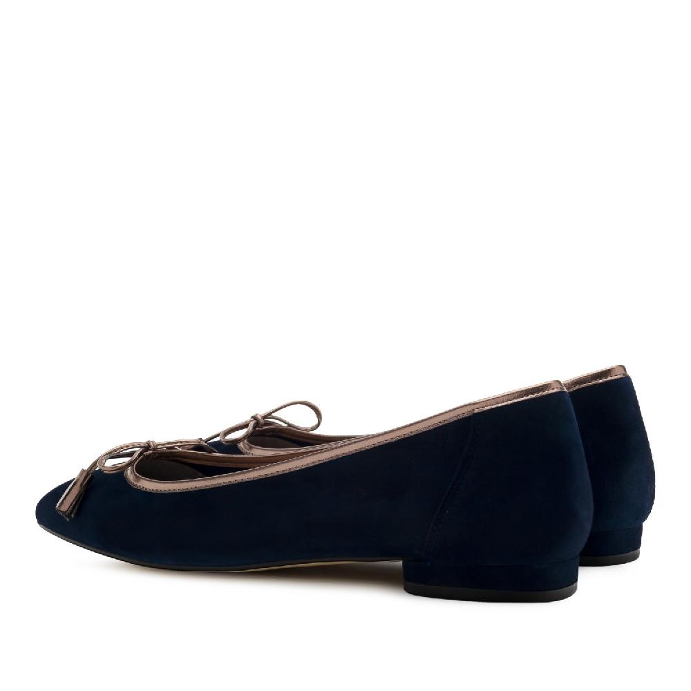 Andres Machado Bailarina En Ante Marino Con Lazo