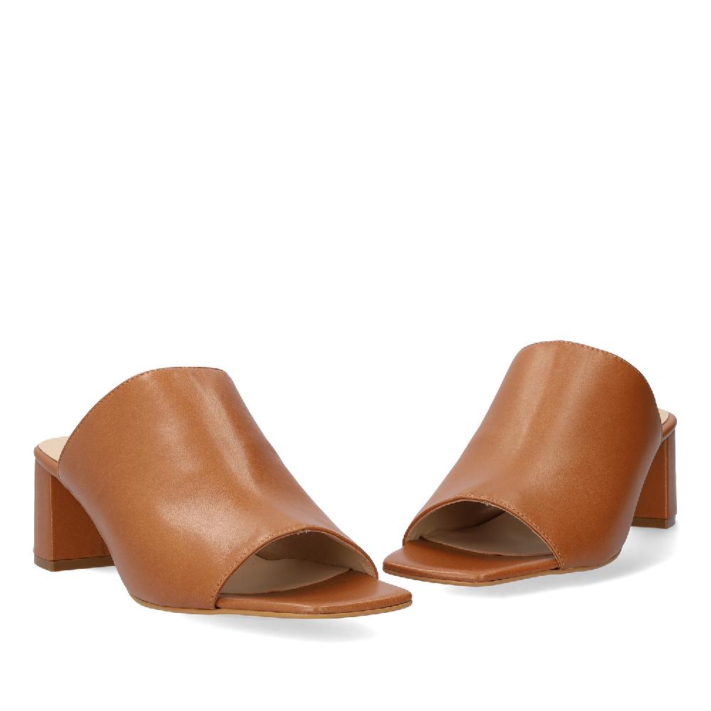 Andres Machado Mule Con Tacón En Piel Cuero