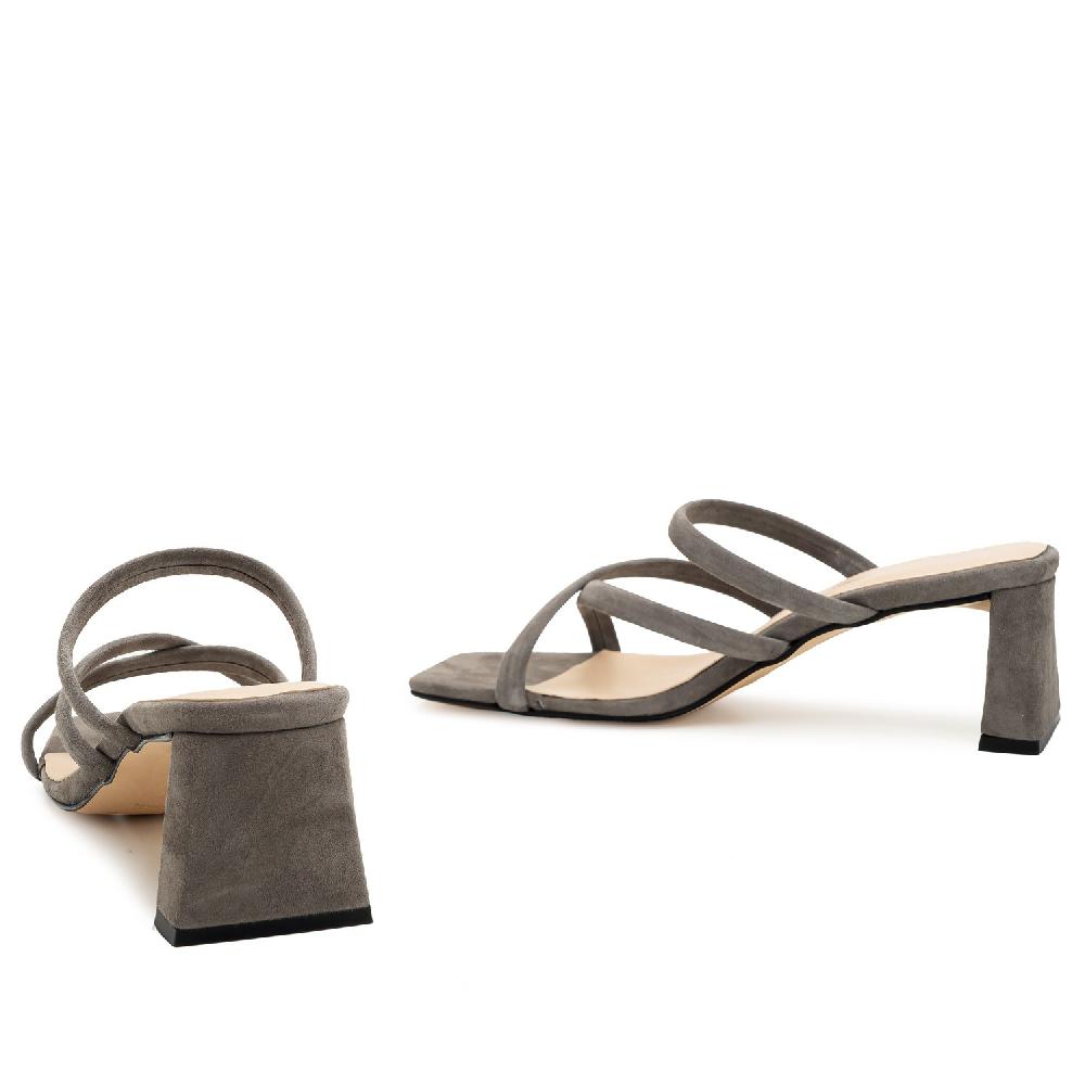 Andres Machado Mules Con Tacón De Ante Gris Y Punta Cuadrada