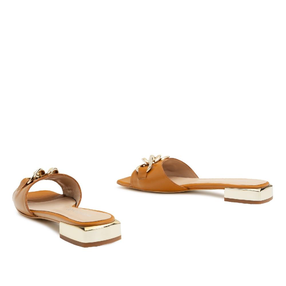 Andres Machado Sandalia Plana En Piel Marrón Con Cadena