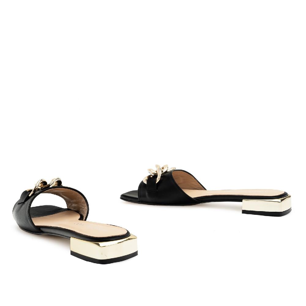 Andres Machado Sandalia Plana En Piel Negra Con Cadena