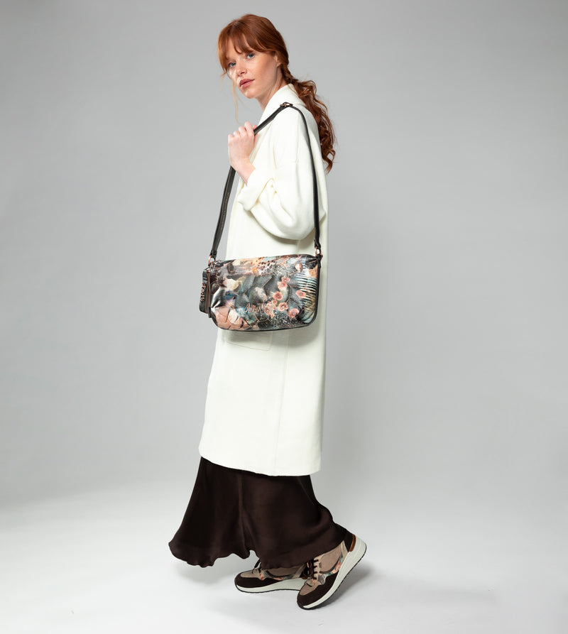 Anekke Shōen Padded Shoulder Bag With Metallic Handle