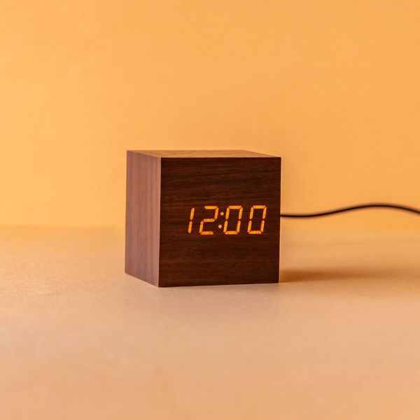 Balvi Balvi - Kubo Despertador Digital De Madera. Con 3 Alarmas Calendario Termómetro Y Nivel De Brillo A