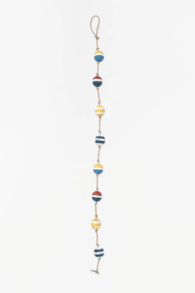 Batela Guirnalda compuesta por ocho boyas de madera. Decoración náutica