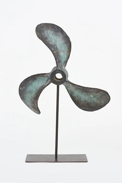 Batela Hélice de Resina con Base: Detalle Envejecido y Toque Auténtico