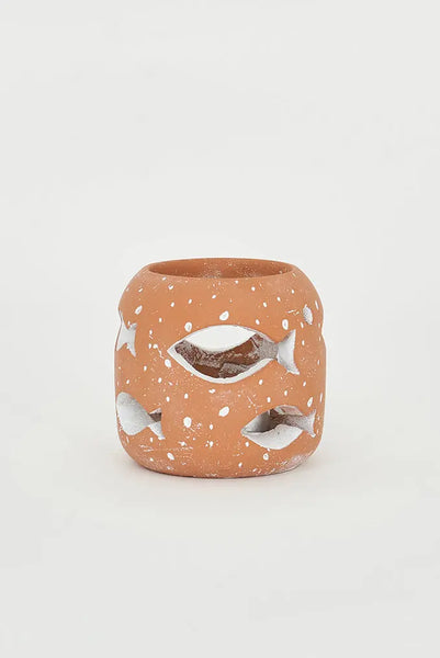 Batela Portavelas pequeño de cemento marrón con peces perforados