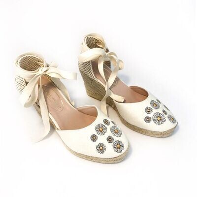 Calita Shoes ​CAMPESINAS BEIGE P4ACO DAISIES​ HEIGHT 9 CMS
