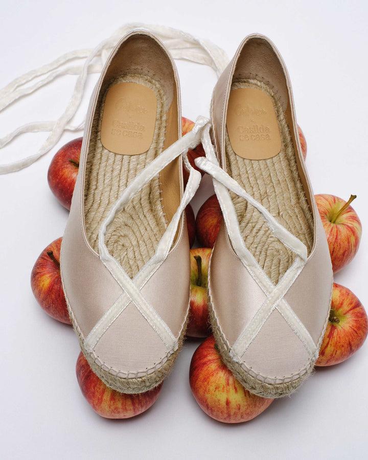 Castañer CASTAÑER | Diseñada por 'Casilda se casa' para Castañer. Alpargatas Sancha tipo bailarina en raso y cierre con lazada