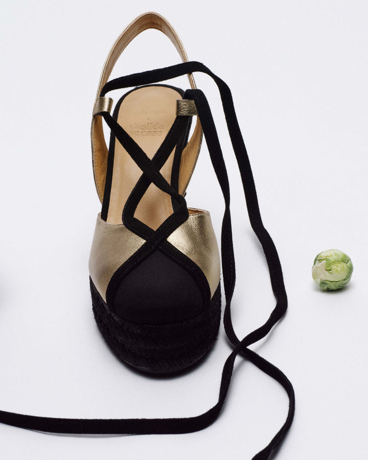 Castañer CASTAÑER | Diseñada por 'Casilda se casa' para Castañer. Las alpargata Casilda en piel cierre con lazada y cuña de 11cm con doble plataforma