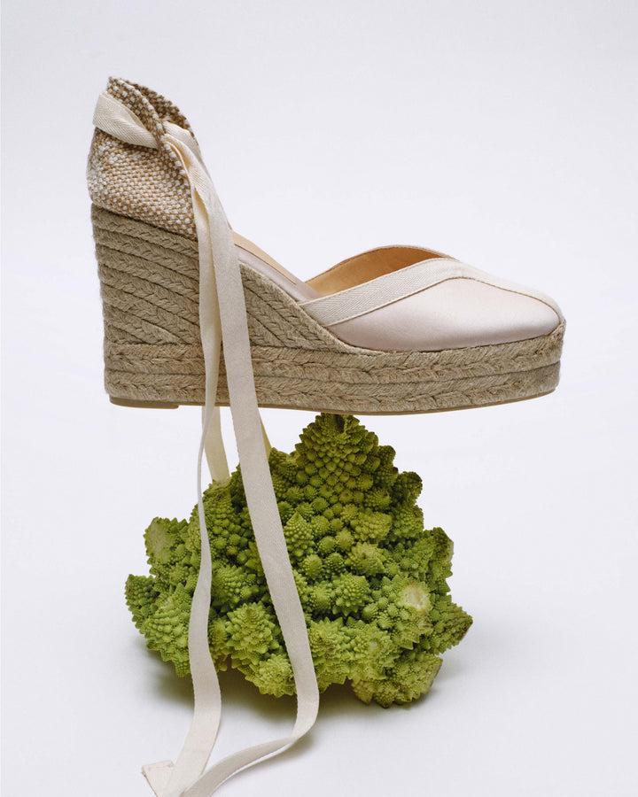 Castañer CASTAÑER | Diseñada por 'Casilda se casa' para Castañer. Las alpargatas Carmen en raso cuña de 11cm y doble plataforma