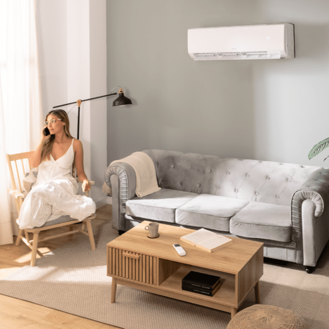 Cecotec AirClima 18000 Smartfresh Aire Acondicionado Split De 4500 Frigorías 18000 BTU Con Bomba De Calor Mando A Distancia Y Pantalla LED. Sistema Inverter. 5 Modos Y 8 Velocidades. Deshumidificación Diaria De 36 L/ Día Y á
