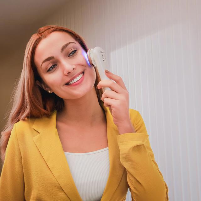 Cecotec Bamba FaceCare LightSonic Masajeador Facial De Fototerapia Con Luz Azul Y Luz Roja Con Función Calor Vibración Y Microcorrientes EMS. Además Posee Pantalla Y Funciona Con Batería. Masajeador Facial Antiarrugas Reafir