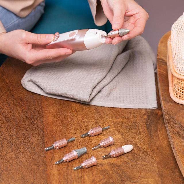 Cecotec Bamba PinkyCare 700 Perfect Nails. Set De Manicura Y Pedicura Eléctrico Con Siete Cabezales Intercambiables Cinco Velocidades Y Dos Sentidos De Giro Diseño Ergonómico Incluye Estuche Torno Uñas Para Manicura Y Pedicu