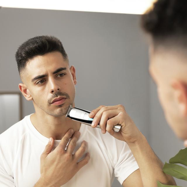 Cecotec Bamba PrecisionCare Multigrooming Pro. Afeitadora Multifunción 5 En 1 Waterproof Batería De Litio Cuchillas De Revestimiento De Titanio Pantalla Digital 13 Ajustes De Longitud 6 Peines Máquina De Afeitar Eléctrica Cu