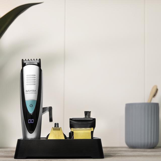 Cecotec Bamba PrecisionCare Multigrooming Pro M. Afeitadora Multifunción 5 En 1 Waterproof Batería De Litio Cuchillas De Revestimiento De Titanio Pantalla Digital 13 Ajustes De Longitud 6 Peines Máquina De Afeitar Eléctrica