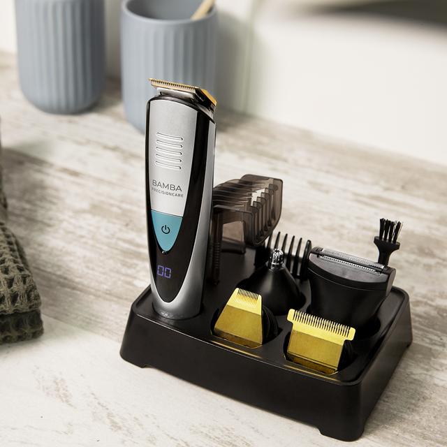 Cecotec Bamba PrecisionCare Multigrooming Pro M. Afeitadora Multifunción 5 En 1 Waterproof Batería De Litio Cuchillas De Revestimiento De Titanio Pantalla Digital 13 Ajustes De Longitud 6 Peines Máquina De Afeitar Eléctrica