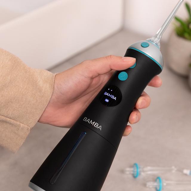 Cecotec Bamba ToothCare 1100 Jet Liberty. Irrigador Bucal Portátil Con 6 Modos De Uso Y 6 Boquillas Pantalla LED Capacidad 280 Ml 8 Ajustes De Presión IPX7 Carga USB Y Bolsa De Viaje Irrigador Bucal