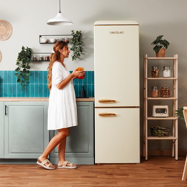 Cecotec Bolero CoolMarket Combi Origin 300 Beige E Frigorífico Retro Combi Origin Beige Con Capacidad De 300L Clase E Iluminación Interior Bandejas De Cristal Y Tirador Gold. Frigorífico Combi Retro / Vintage Beige 300 L