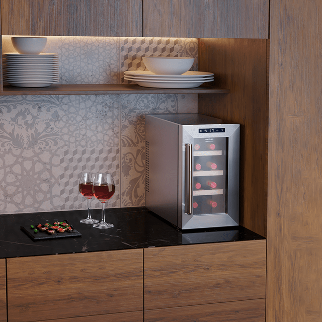 Cecotec Bolero GrandSommelier 830 CoolWood Vinoteca Bodega Puesta A Temperatura De 8 Botellas De Capacidad Con Sistema Termoeléctrico De Enfriamiento Que Garantiza Un Alto Rendimiento. Temperatura Regulable Y Luz LED Interior.