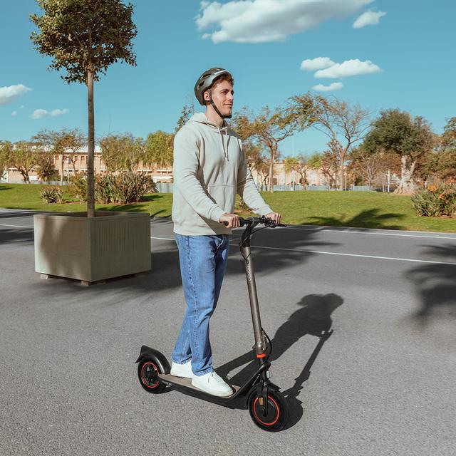 Cecotec Bongo G40 XXL Connected Patinete Eléctrico Con Base Ultrawide Potencia Máxima De 700W Y Neumáticos De 10" Que Permite Desplazarse Cómodamente Por Cualquier Superficie. Con Autonomía De Hasta 40 Km. Cumple Con Todos