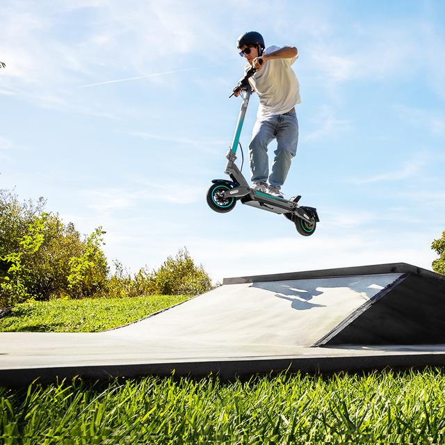 Cecotec Bongo Serie Y45 Patinete Eléctrico Con Motor De 750 W (350 W Nominal) Y Autonomía De 45 Km. Ruedas De 10” Y Doble Suspensión. Cumple Con Todos Los Requisitos De La Nueva Normativa Española De Circulación. Patinete