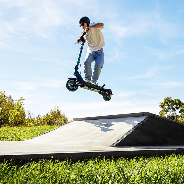 Cecotec Bongo Serie Y65 Patinete Eléctrico Con Motor De 1200 W (500 W Nominal) Y Autonomía De 65 Km. Ruedas De 10” Y Doble Suspensión. Cumple Con Todos Los Requisitos De La Nueva Normativa Española De Circulación. Patinet