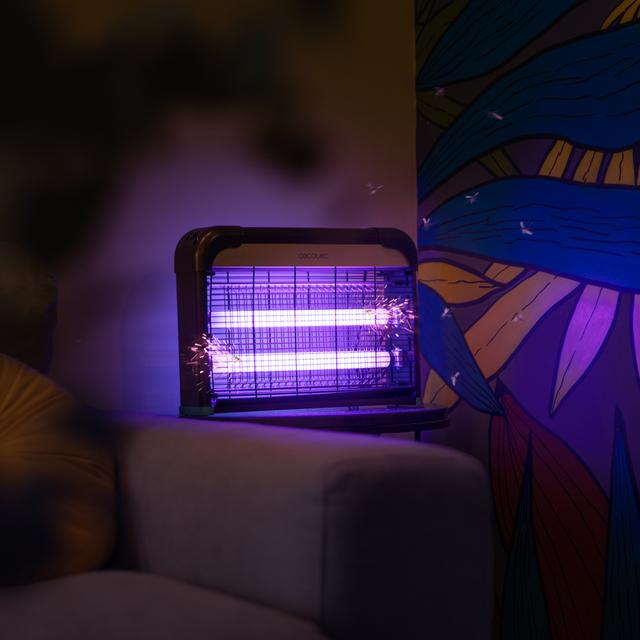 Cecotec ByeFly 5000 Destroy Lámpara Matamoscas Eléctrico Y Anti Mosquitos Con Dos Tubos De Luz Ultravioleta Con Una Potencia De 20 W. Incluye Cadena Para Colgarlo. Matamoscas Eléctrico / Lámpara Anti Mosquitos