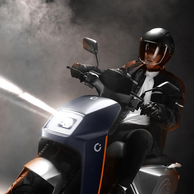 Cecotec Cecotec Halo (Azul/Naranja) Con Una Potencia Máxima De 10000W Y Hasta 130 Km De Autonomía.Disponible En Dos Colores Con Un Diseño Moderno Urbano Y Sofisticado.L3eB (Equivalente A 125cc) Motocicleta Eléctrica