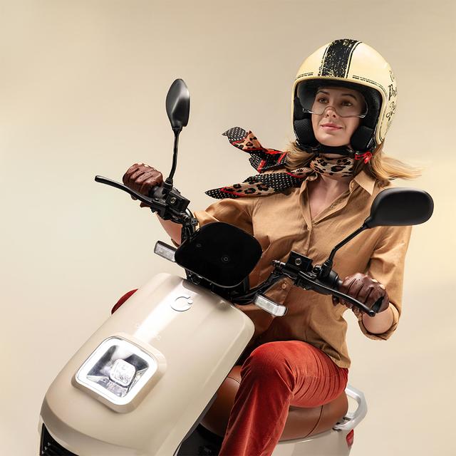 Cecotec Cecotec Piazza (Beige) Con Una Potencia Máxima De 1440W Y Con Opción De Una O Dos Baterías (55-110 Km De Autonomía).Disponible En Dos Colores Combina Estilo Y Ligereza.L1eB (Equivalente A 49cc) Ciclomotor Eléctrico