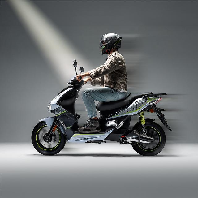 Cecotec Cecotec Shark (Rojo/Blanco) Con Una Potencia Máxima De 3600W Y Con Opción De Una O Dos Baterías (66-132 Km De Autonomía). Disponible En Dos Colores Combina Diseño Y Agilidad.L1eB (Equivalente A 49cc)