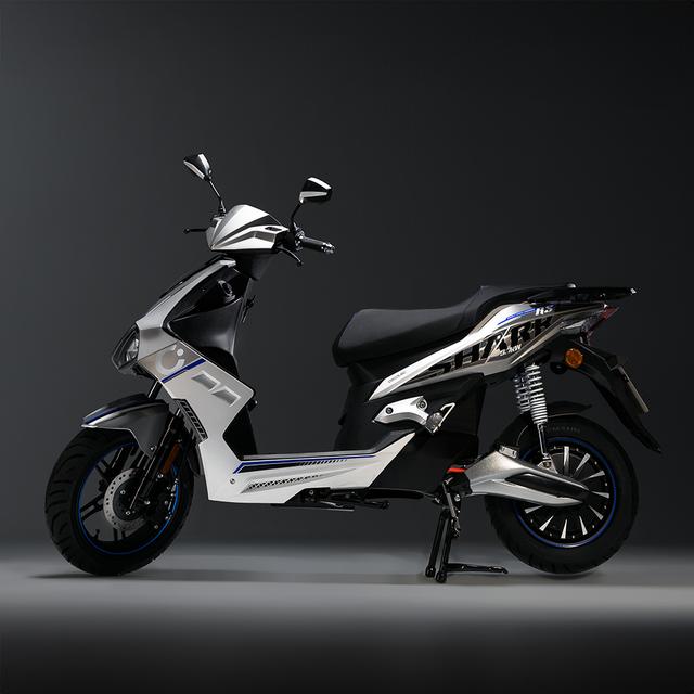 Cecotec Cecotec Shark RS (Antracita/Rojo) Con Una Potencia Máxima De 5760W Y Hasta 110km De Autonomía.Disponible En Dos Colores Combina Rendimiento Y Dinamismo.L3eB (Equivalente A 125cc) Motocicleta Eléctrica