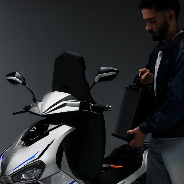 Cecotec Cecotec Shark RS (Plata/Azul) Con Una Potencia Máxima De 5760W Y Hasta 110km De Autonomía.Disponible En Dos Colores Combina Rendimiento Y Dinamismo.L3eB (Equivalente A 125cc) Motocicleta Eléctrica 