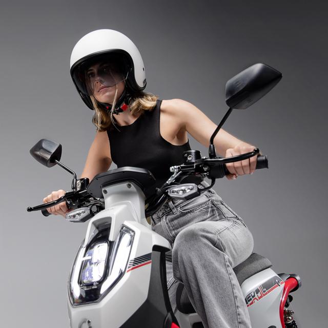 Cecotec Cecotec Skull (Negro/Rojo) Con Potencia Máxima De 1200W Y Hasta 60 Km De Autonomía Perfecta Para Trayectos Urbanos.L1eB (Equivalente A 49cc) Ciclomotor Eléctrico