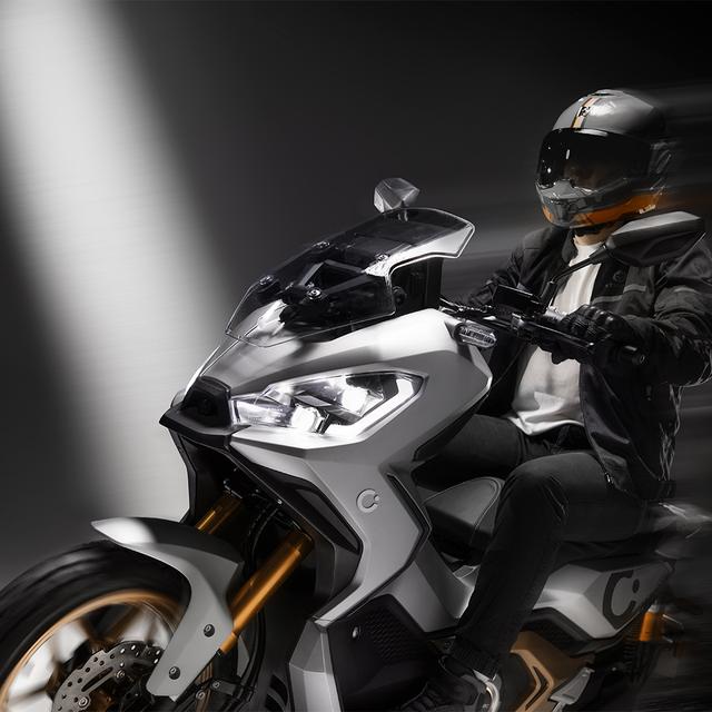 Cecotec Cecotec Vulcano (Titanio/Dorado) Con Una Potencia Máxima De 17000W Y Hasta 151Km De Autonomía. Disponible En Dos Colores Combina: Estilo Potencia Y Tecnología.L3eB (Equivalente A 125cc) Motocicleta Eléctrica Equivale