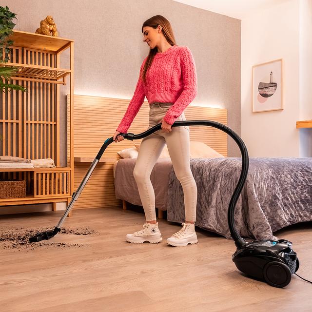 Cecotec Conga Powerbag 2000 Aspirador De Trineo De 800 W De Potencia. Con Bolsa. Máxima Capacidad Del Depósito De Hasta 2 L Con Filtrado De Alta Eficiencia Y Tubo Telescópico Metálico. Incluye Accesorios Aptos Para Muebles Y