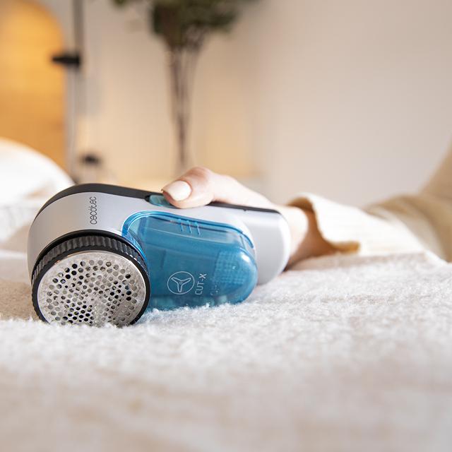 Cecotec Cut-X 4500 Cloth Quitapelusas Con Batería Recargable De Hasta 45 Minutos De Autonomía Sistema De Seguridad 8800 Revoluciones Por Minuto Cabezal Regulable Y Cepillo De Limpieza. Contiene Depósito De Hilos. Quitapelusas