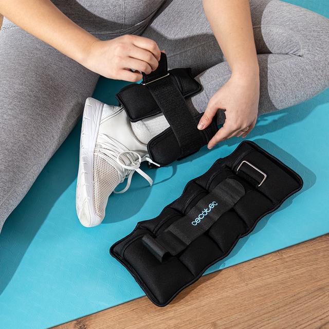 Cecotec Drumfit AnkleBell 2500 Neo Set 2 Pesas Para Tobillo Y Muñecas Con Correas Ajustables Con Velcro. Peso Adaptable De 0 5kg A 2 5kg. Incluye 5 Sacos De 500g. Rellenas De Arena. Set 2 Pesas Para Tobillo Y Muñecas