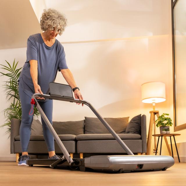 Cecotec DrumFit WayHome 600 Pad Ultracompacta Cinta De Andar Con Amplia Superficie De Carrera De 100x40 Cm Barra De Sujeción Plegable Horizontalmente Altavoces Con Funcionamiento Bluetooth Soporte Para Tablet Pantalla LCD De Al