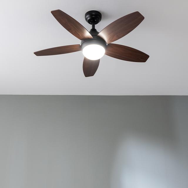 Cecotec EnergySilence Aero 4200 Black&DarkWood Ventilador De Techo De 53W Y 42” Con Luz LED De 15W 3 Tonalidades Seleccionables Mando A Distancia Temporizador Seleccionable 3 Velocidades Y 5 Aspas. Ventilador De Techo 