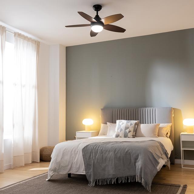 Cecotec EnergySilence Aero 4200 Black&DarkWood Ventilador De Techo De 53W Y 42” Con Luz LED De 15W 3 Tonalidades Seleccionables Mando A Distancia Temporizador Seleccionable 3 Velocidades Y 5 Aspas. Ventilador De Techo 