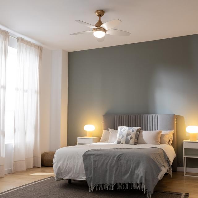 Cecotec EnergySilence Aero 4200 GoldLightWood Ventilador De Techo De 53W Y 42” Con Luz LED De 15W 3 Tonalidades Seleccionables Mando A Distancia Temporizador Seleccionable 3 Velocidades Y 5 Aspas. Ventilador De Techo 